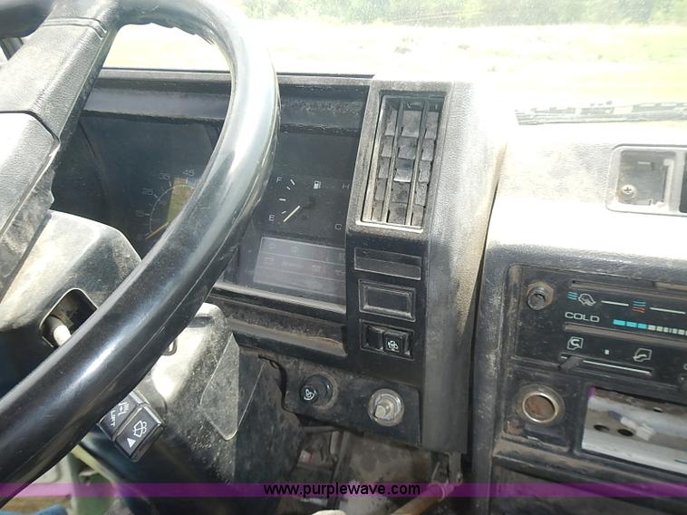 image for item J3220 1990 Isuzu NPR truck cab and chassis