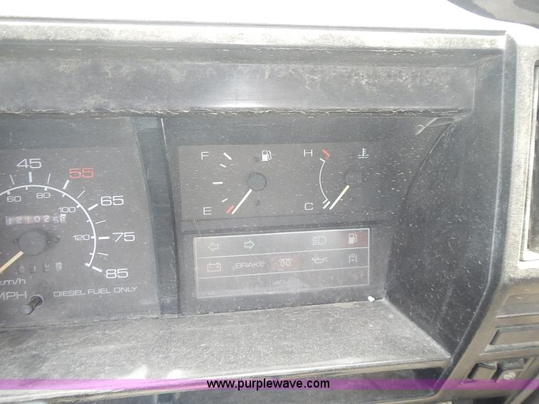 image for item J3220 1990 Isuzu NPR truck cab and chassis