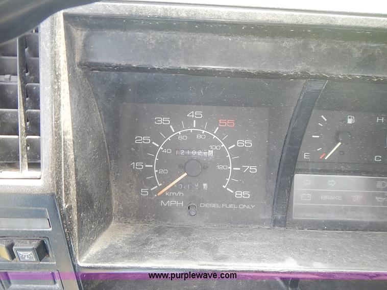 image for item J3220 1990 Isuzu NPR truck cab and chassis