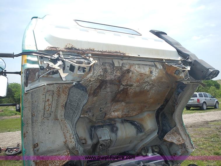 image for item J3220 1990 Isuzu NPR truck cab and chassis