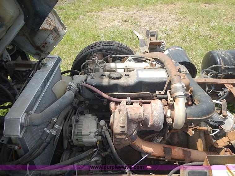 image for item J3220 1990 Isuzu NPR truck cab and chassis