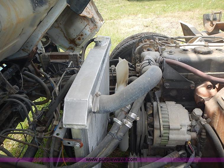 image for item J3220 1990 Isuzu NPR truck cab and chassis