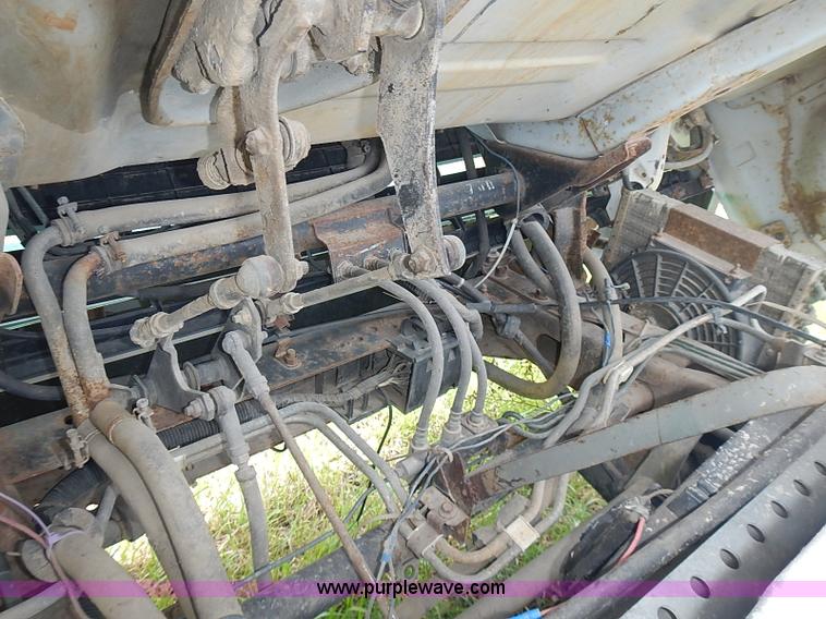 image for item J3220 1990 Isuzu NPR truck cab and chassis