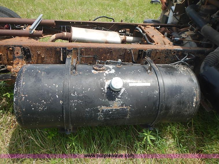 image for item J3220 1990 Isuzu NPR truck cab and chassis