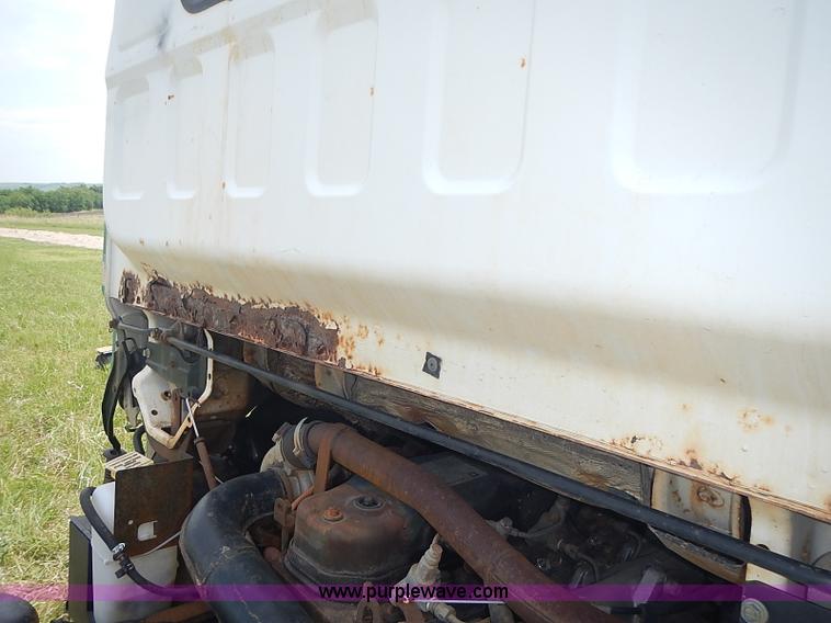 image for item J3220 1990 Isuzu NPR truck cab and chassis