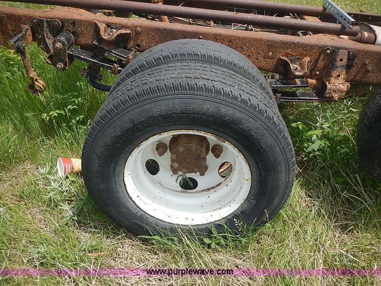 image for item J3220 1990 Isuzu NPR truck cab and chassis