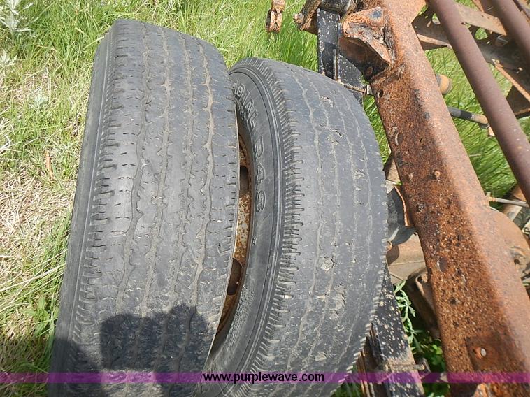 image for item J3220 1990 Isuzu NPR truck cab and chassis