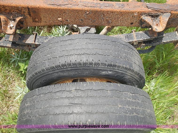 image for item J3220 1990 Isuzu NPR truck cab and chassis