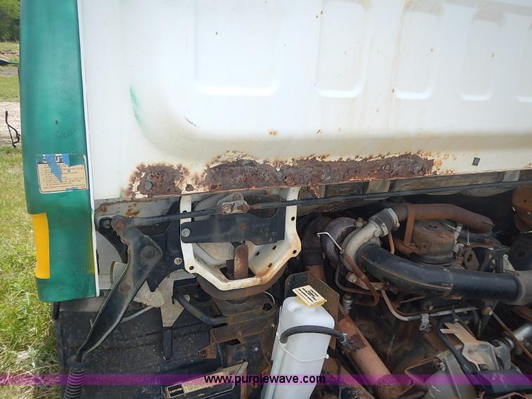 image for item J3220 1990 Isuzu NPR truck cab and chassis