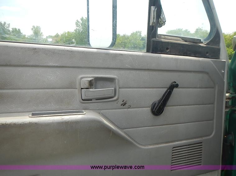 image for item J3220 1990 Isuzu NPR truck cab and chassis