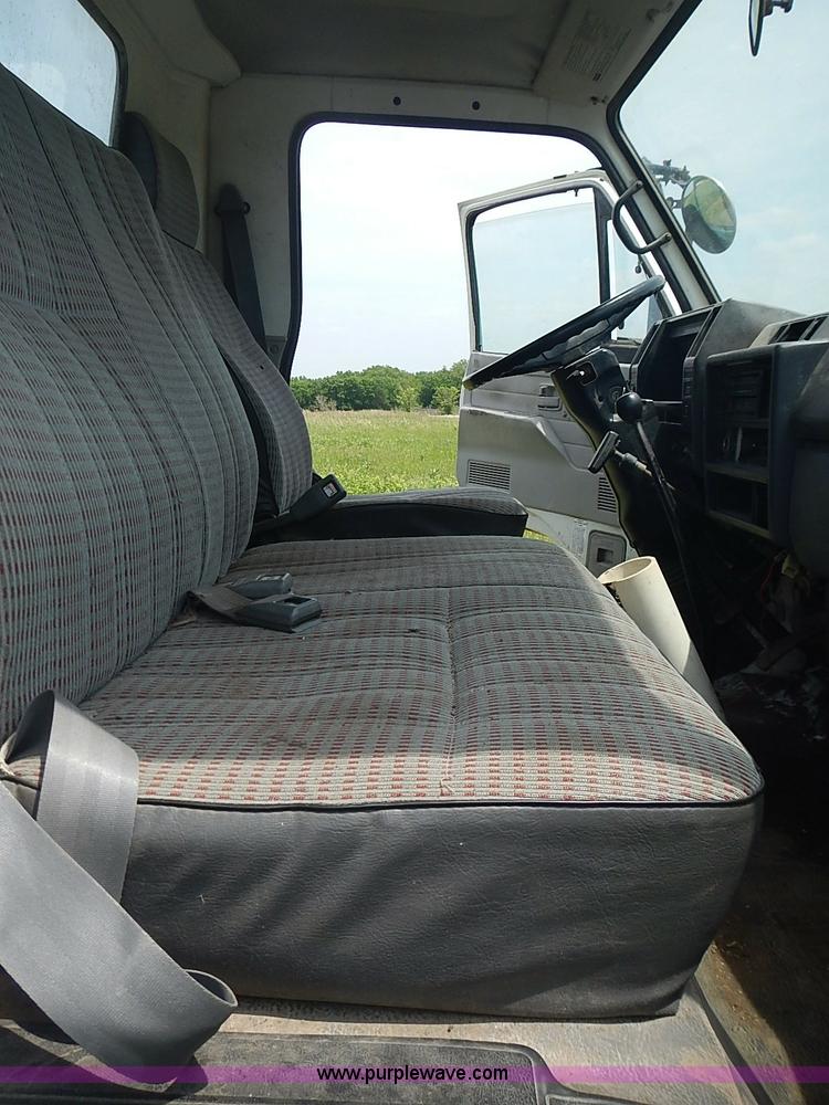 image for item J3220 1990 Isuzu NPR truck cab and chassis