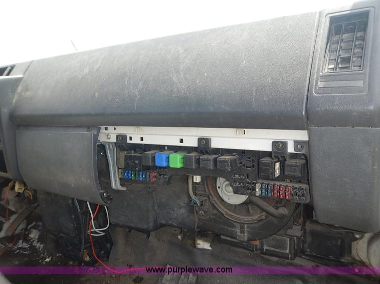 image for item J3220 1990 Isuzu NPR truck cab and chassis