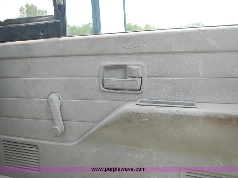 image for item J3220 1990 Isuzu NPR truck cab and chassis