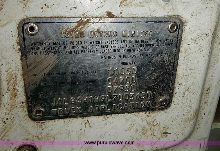 image for item J3220 1990 Isuzu NPR truck cab and chassis