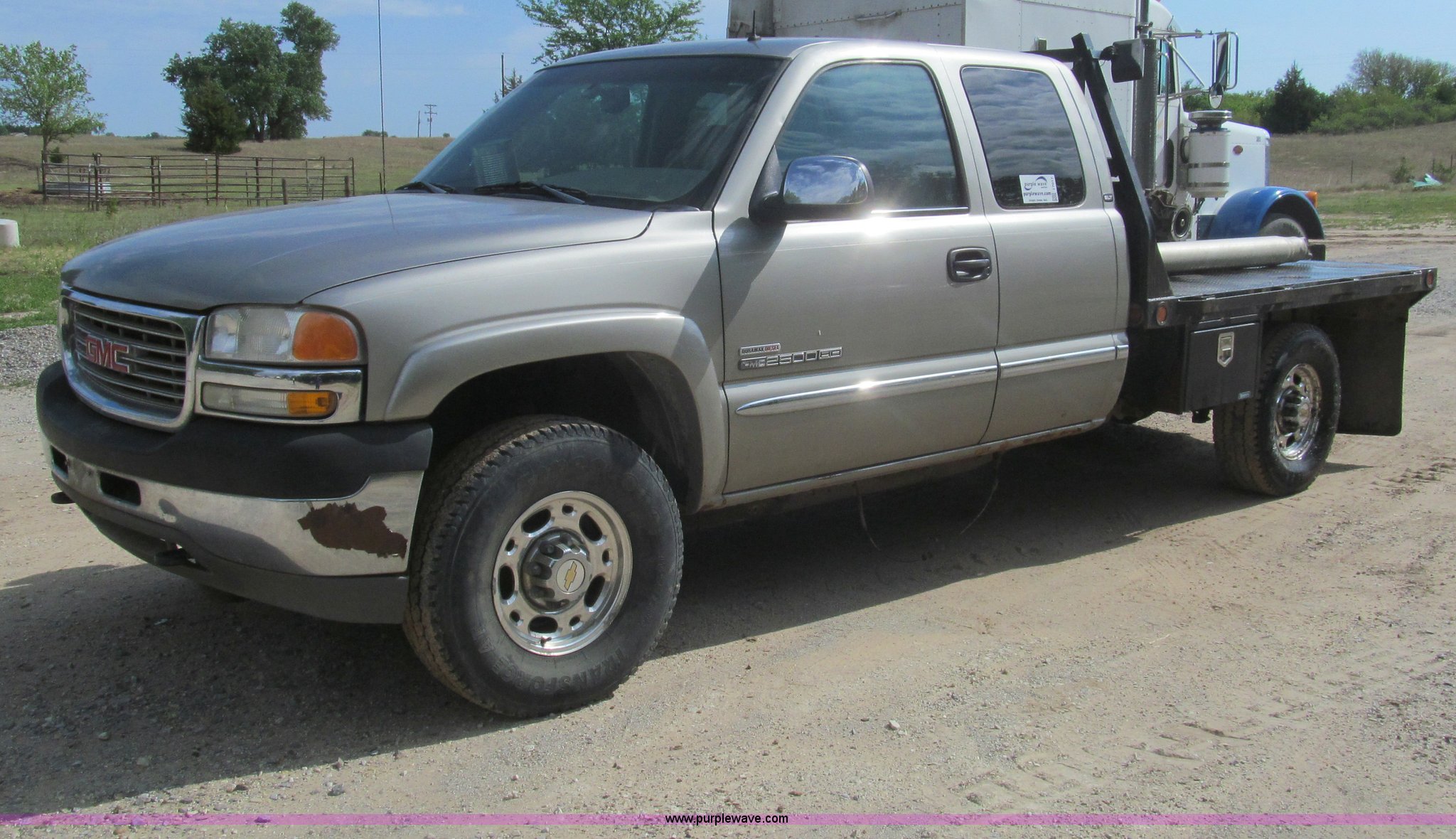 2001 GMC Sierra 2500HD Ext. Cab flatbed pickup truck in Ellinwood, KS