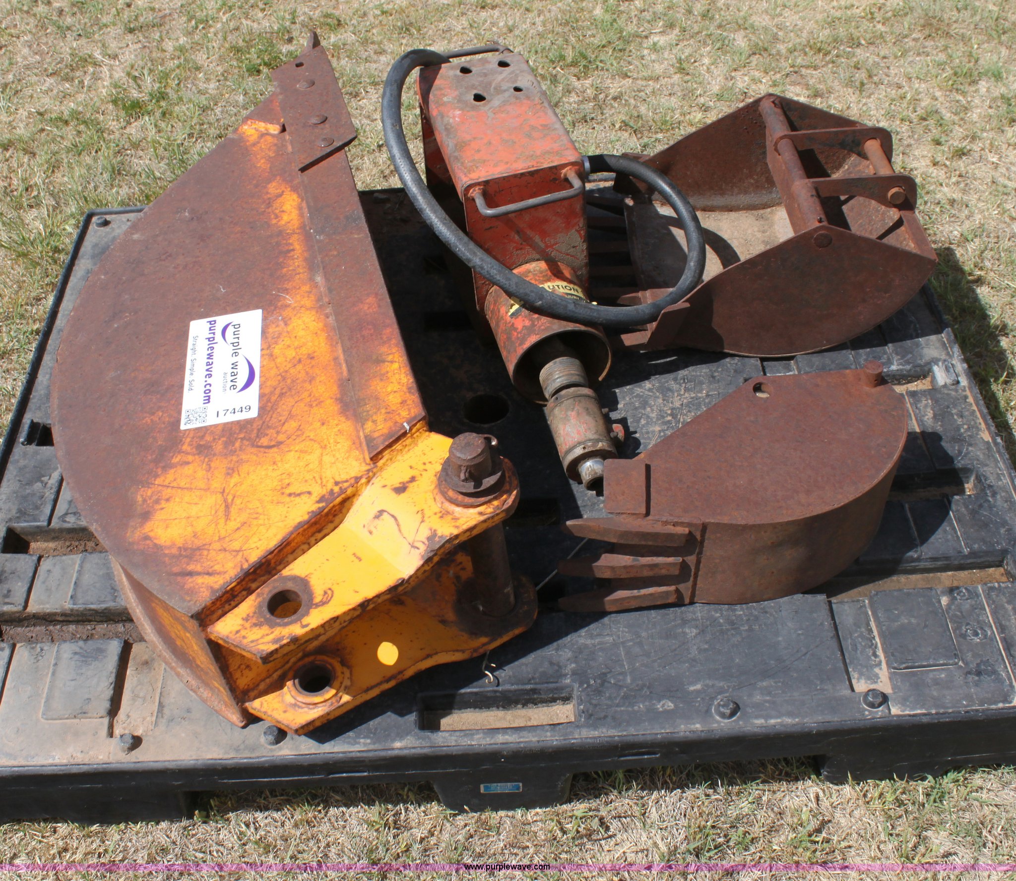 John Deere 310D backhoe bucket in Enid, OK Item I7449 sold Purple Wave