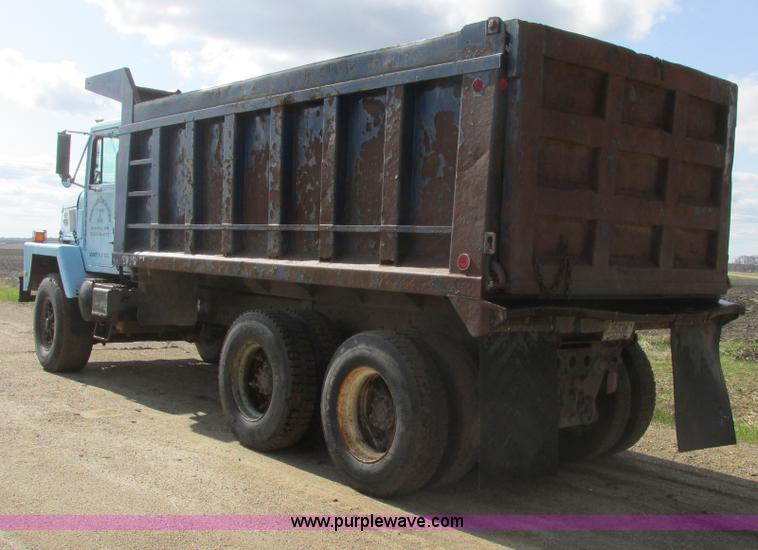 image for item A8682 1990 International 1840 dump truck