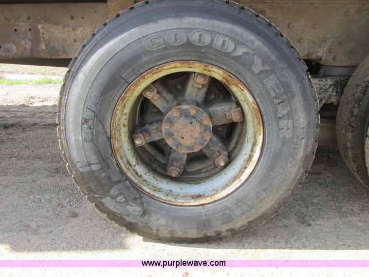 image for item A8682 1990 International 1840 dump truck