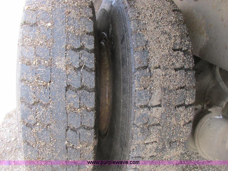 image for item A8682 1990 International 1840 dump truck