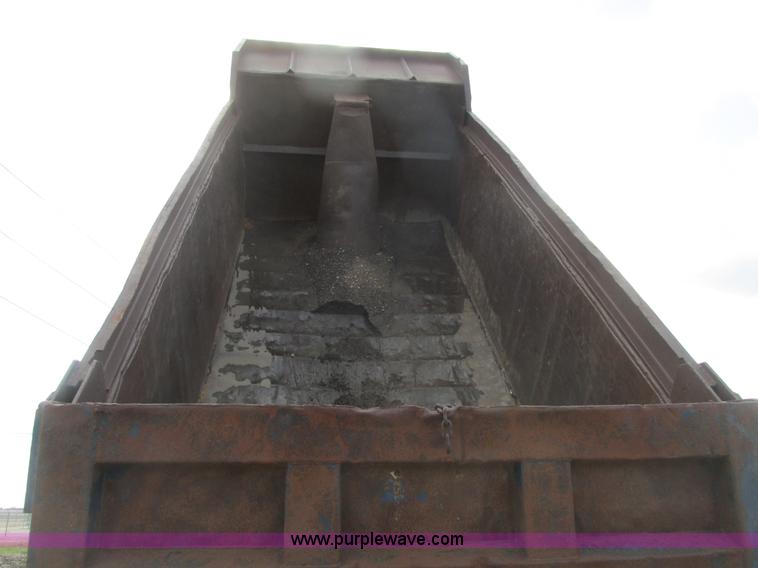 image for item A8682 1990 International 1840 dump truck
