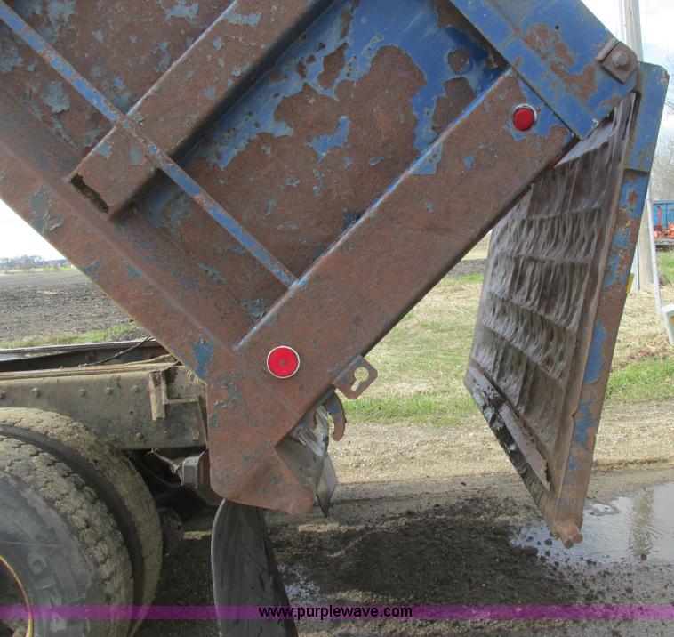 image for item A8682 1990 International 1840 dump truck