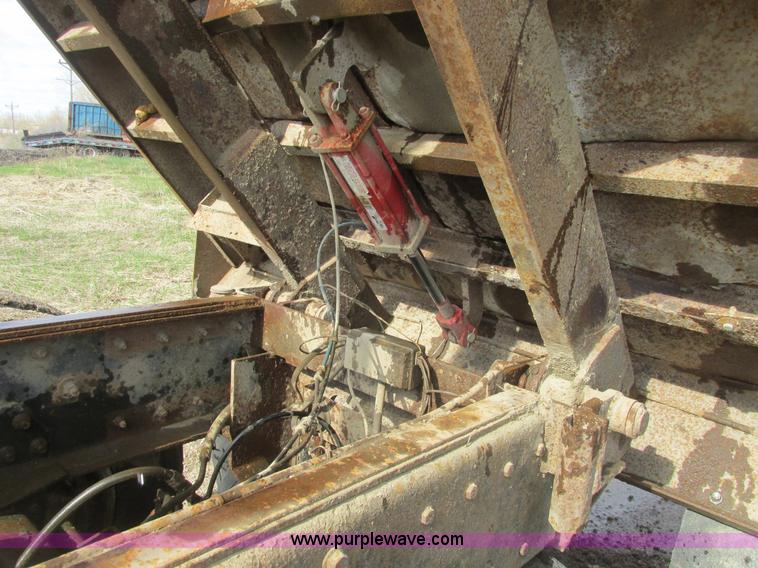 image for item A8682 1990 International 1840 dump truck