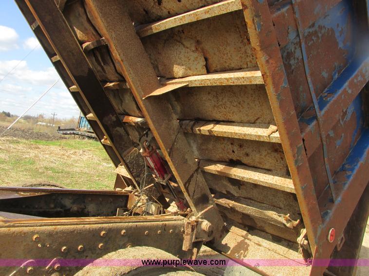 image for item A8682 1990 International 1840 dump truck