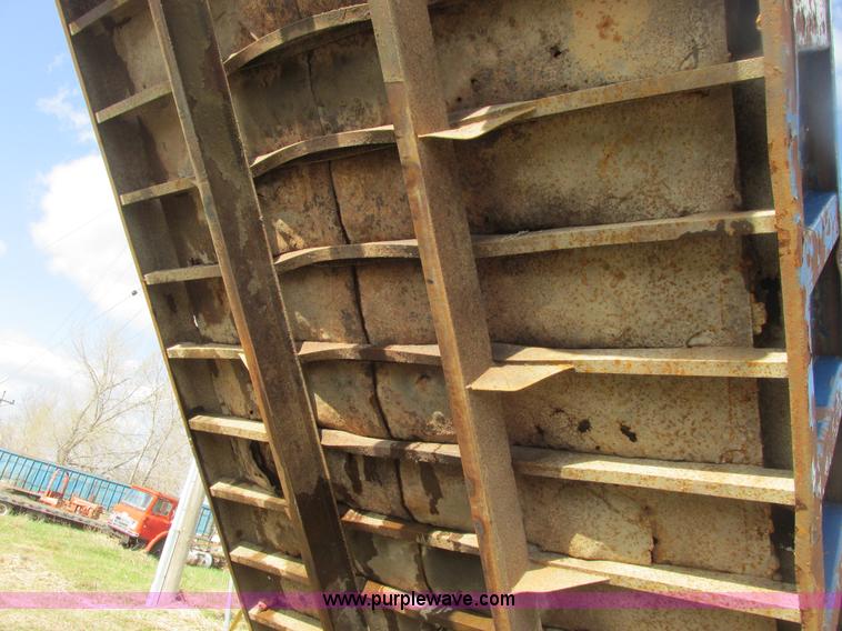 image for item A8682 1990 International 1840 dump truck