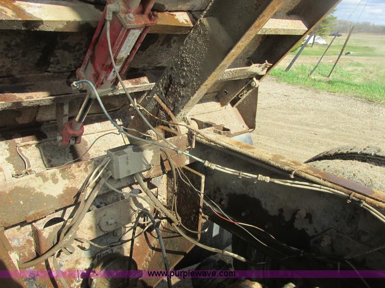 image for item A8682 1990 International 1840 dump truck