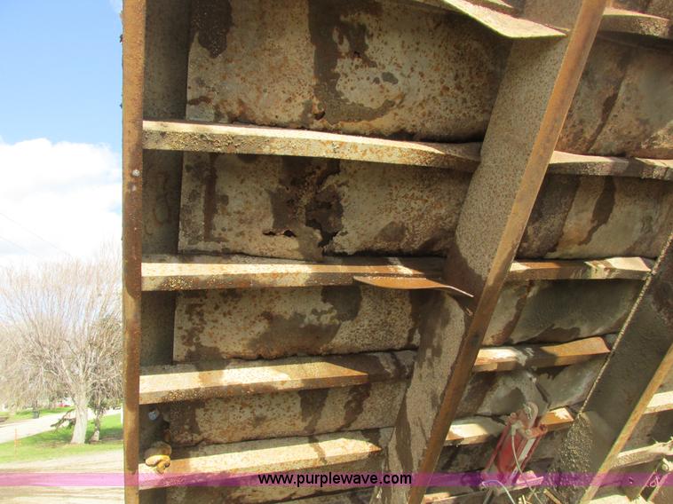 image for item A8682 1990 International 1840 dump truck