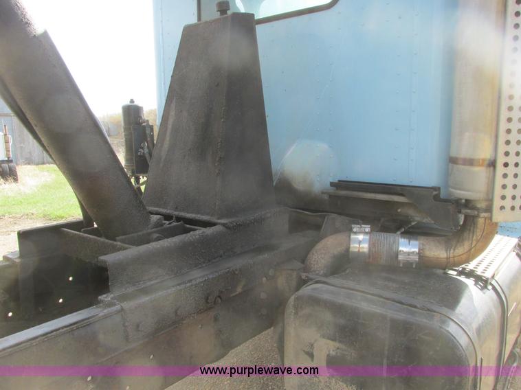 image for item A8682 1990 International 1840 dump truck