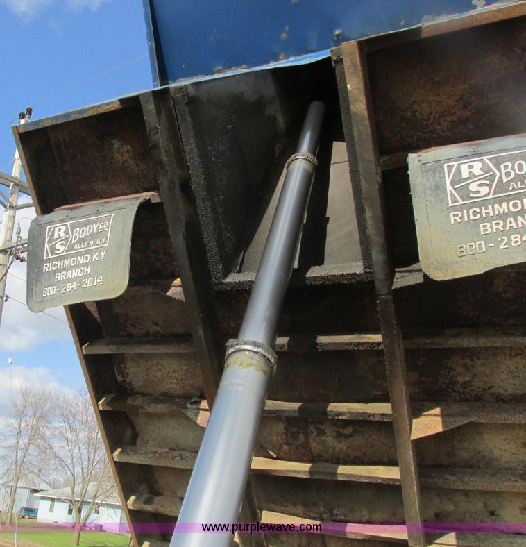 image for item A8682 1990 International 1840 dump truck