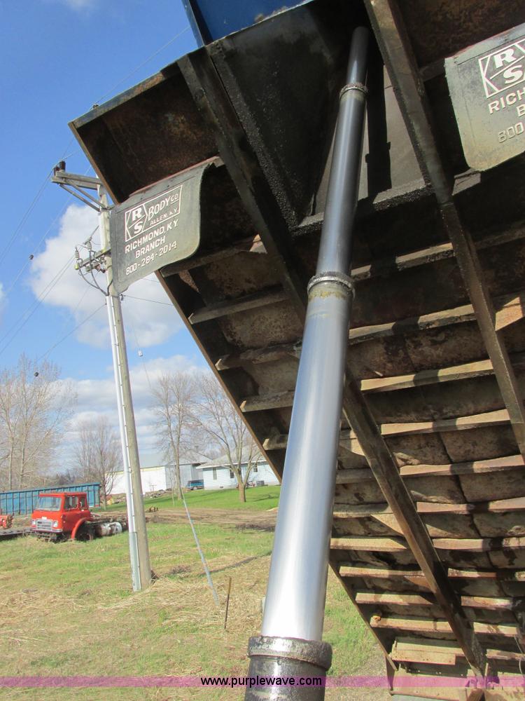 image for item A8682 1990 International 1840 dump truck