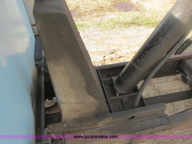 image for item A8682 1990 International 1840 dump truck