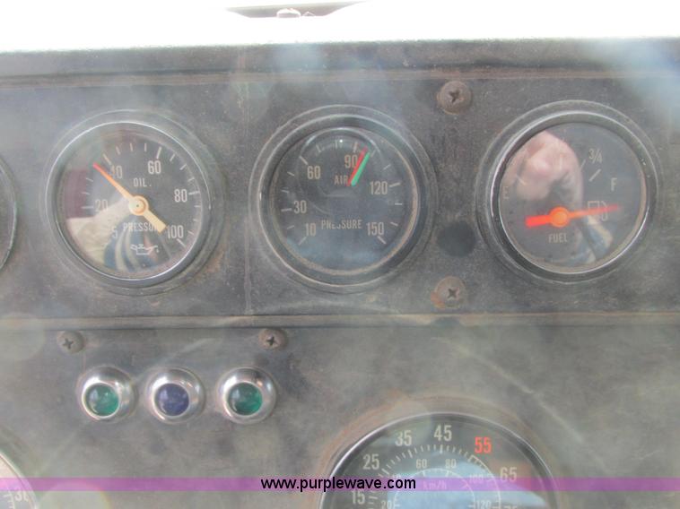 image for item A8682 1990 International 1840 dump truck