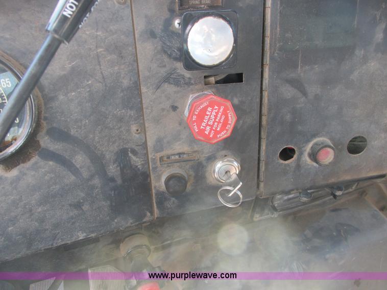 image for item A8682 1990 International 1840 dump truck