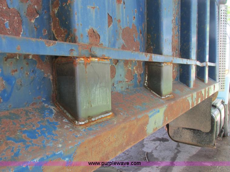 image for item A8682 1990 International 1840 dump truck