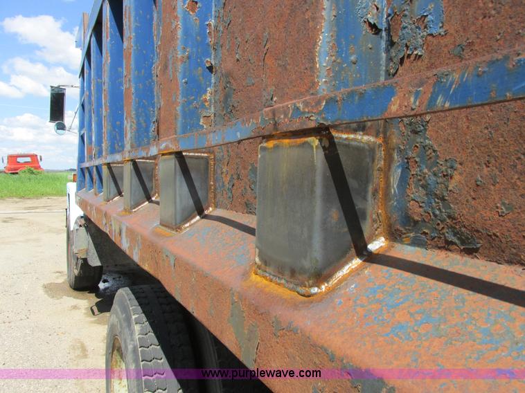 image for item A8682 1990 International 1840 dump truck