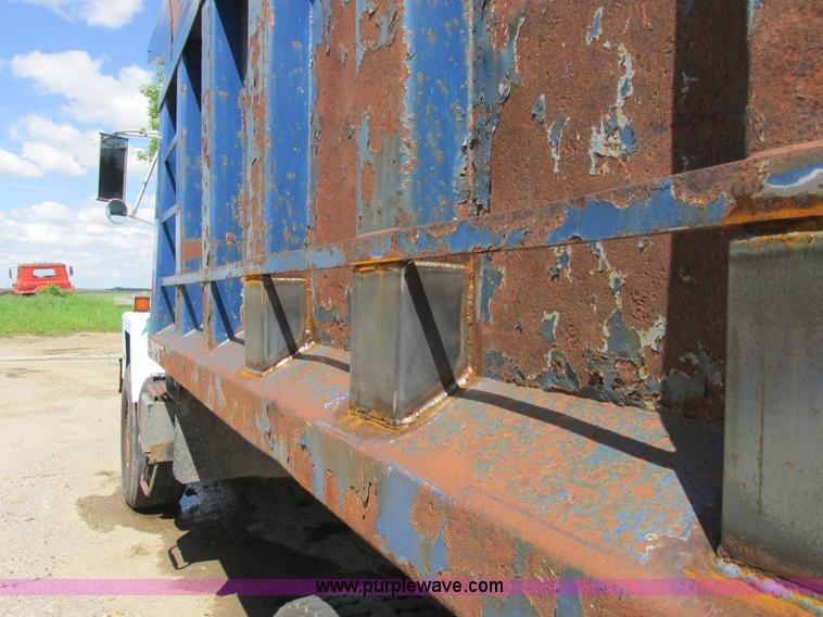 image for item A8682 1990 International 1840 dump truck