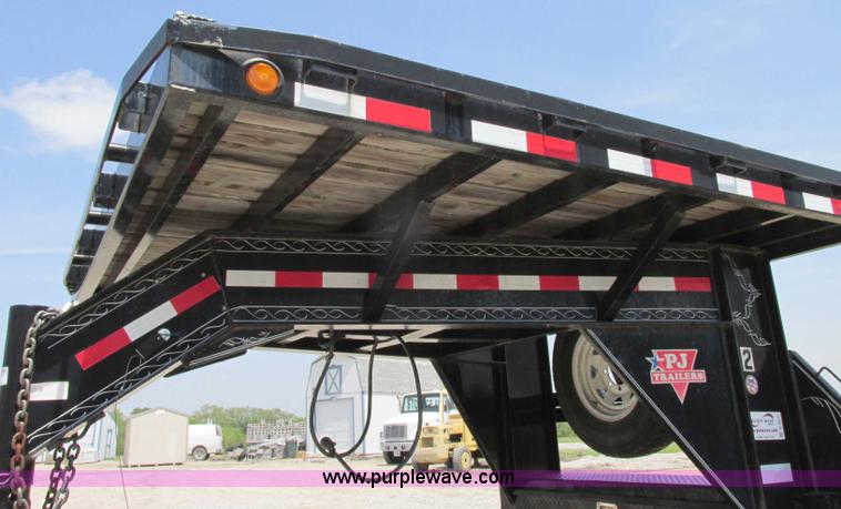 image for item D3970 2007 PJ gooseneck trailer