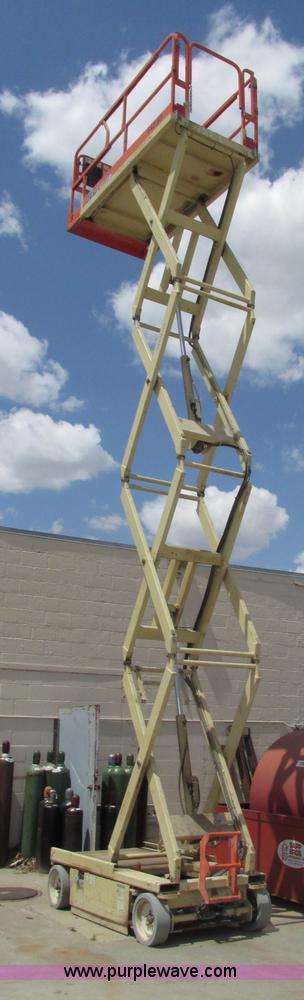 image for item F7387 2002 JLG 2646-E2 electric scissor lift