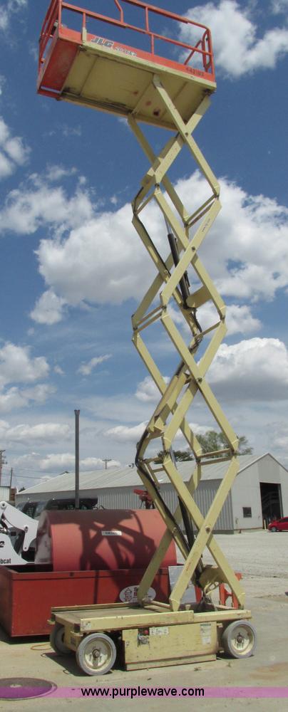 image for item F7387 2002 JLG 2646-E2 electric scissor lift