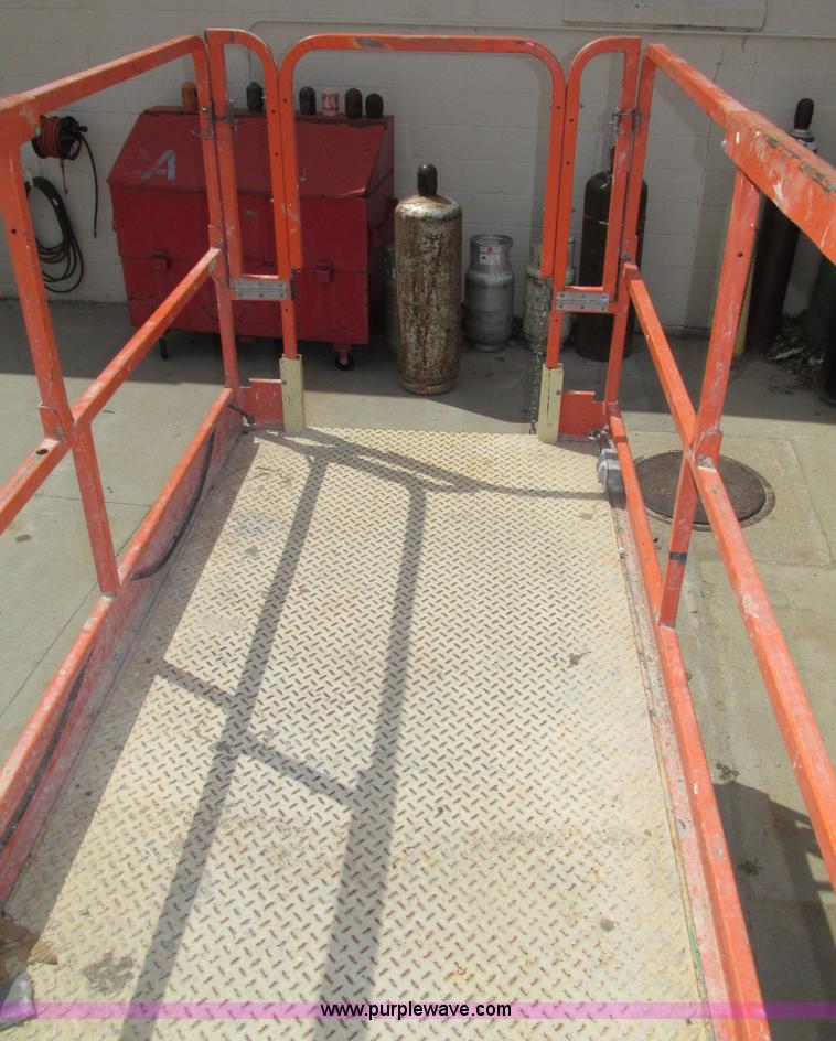 image for item F7387 2002 JLG 2646-E2 electric scissor lift