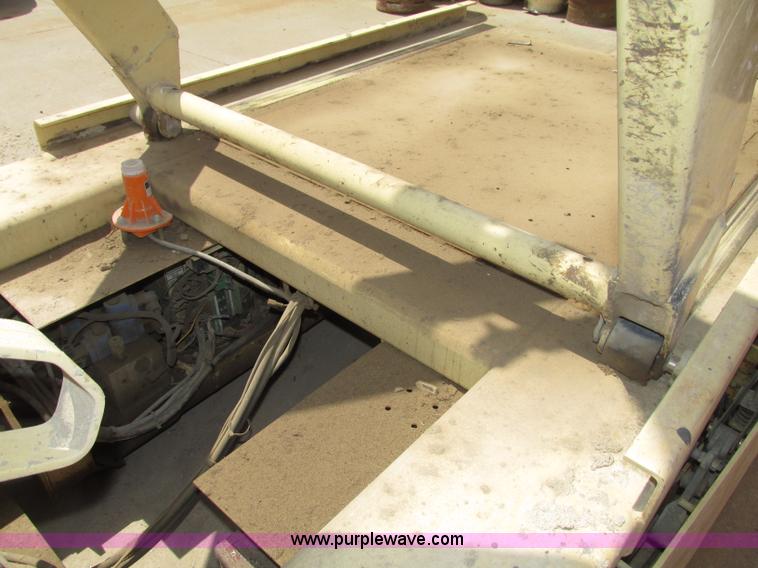 image for item F7387 2002 JLG 2646-E2 electric scissor lift