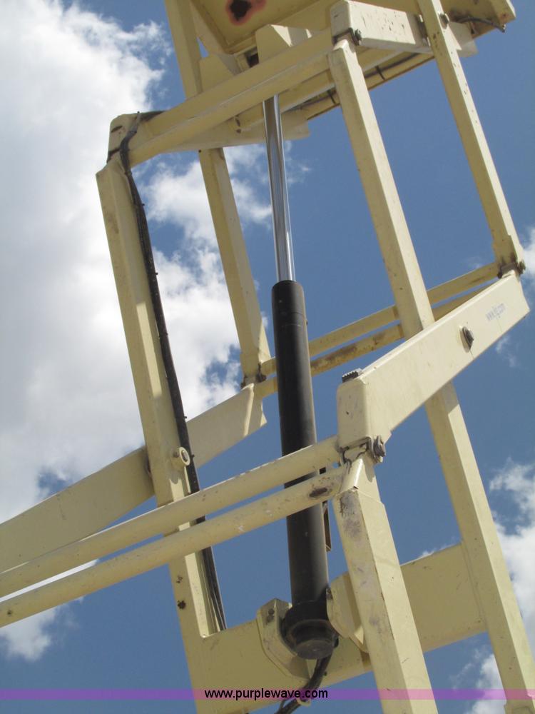 image for item F7387 2002 JLG 2646-E2 electric scissor lift