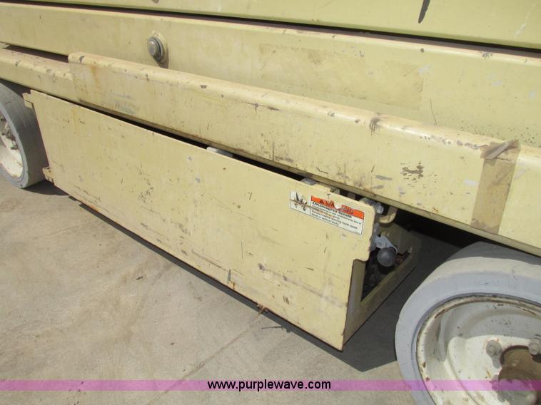 image for item F7387 2002 JLG 2646-E2 electric scissor lift