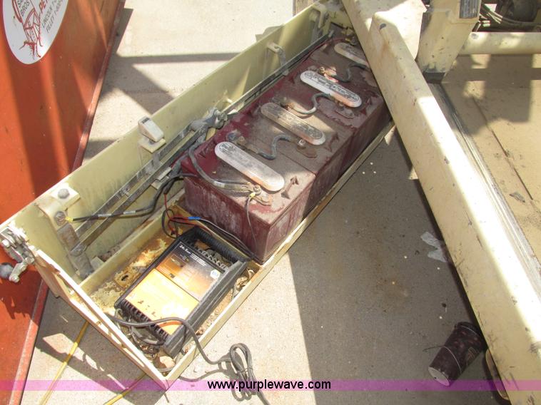 image for item F7387 2002 JLG 2646-E2 electric scissor lift