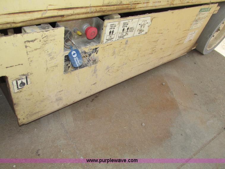 image for item F7387 2002 JLG 2646-E2 electric scissor lift