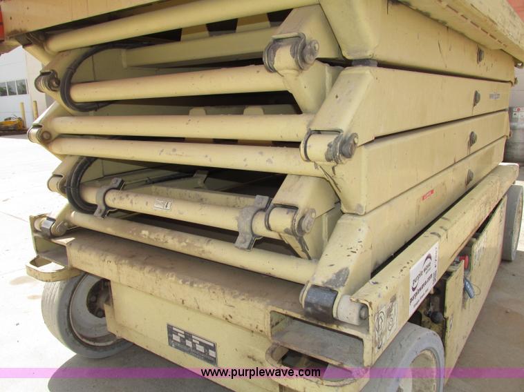 image for item F7387 2002 JLG 2646-E2 electric scissor lift