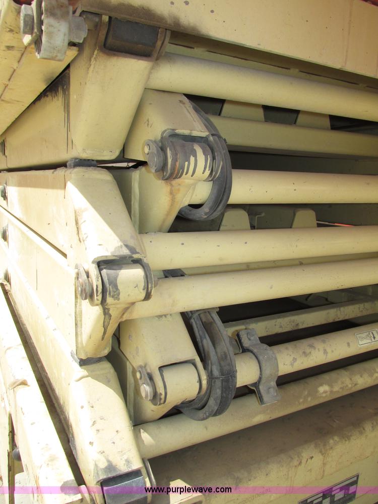 image for item F7387 2002 JLG 2646-E2 electric scissor lift